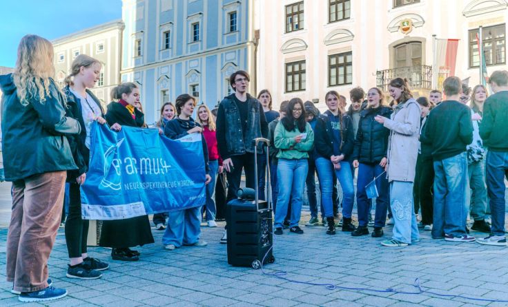Belgische Schüler sangen am Hauptplatz (Foto: Wolfgang Simlinger)