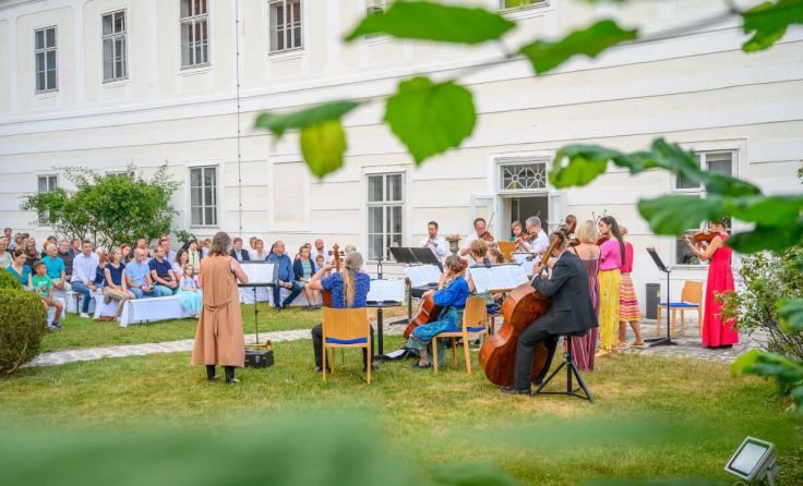 Der Rosengarten im Schloss Ennseeg biete sich als Konzert-Location an (Foto: Wolfgang Simlinger)