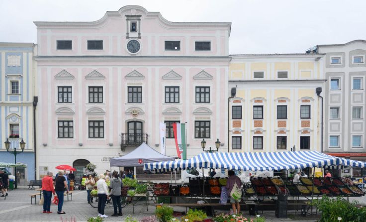 Der Ennser Wochenmarkt ist jeden Mittwoch und Freitag geöffnet. (Foto: Wolfgang Simlinger)