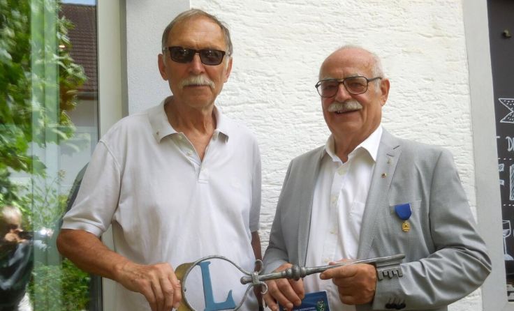 Fritz Zimmermann übergab den Schlüssel an seinen Nachfolger Erwin Winkler (Foto: Passenbrunner)