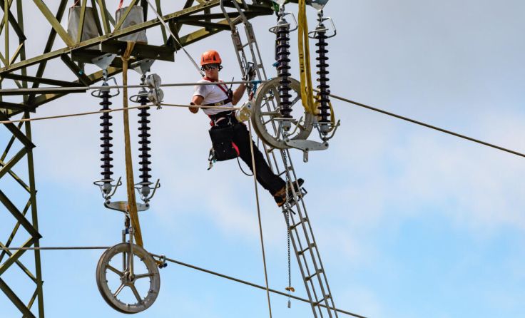 Leitungsbau ist nichts für Menschen mit Höhenangst (Foto: Wolfgang Simlinger)