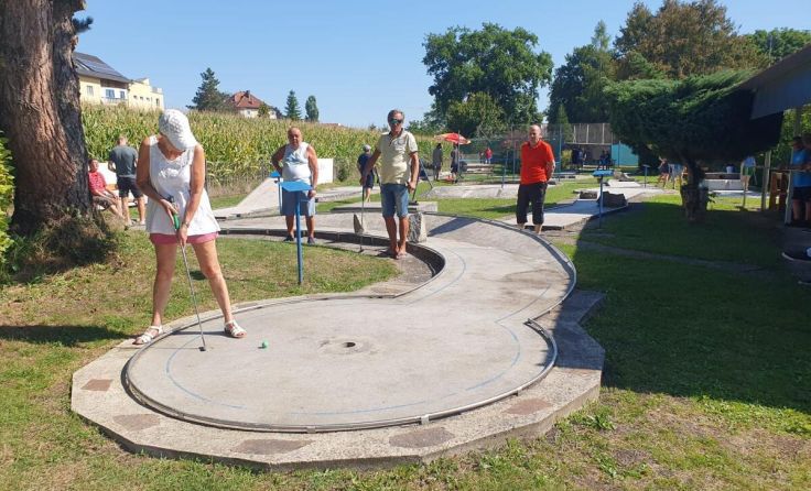 Konzentration und Geschicklichkeit ist beim Minigolf gefragt (Foto: Kremser)