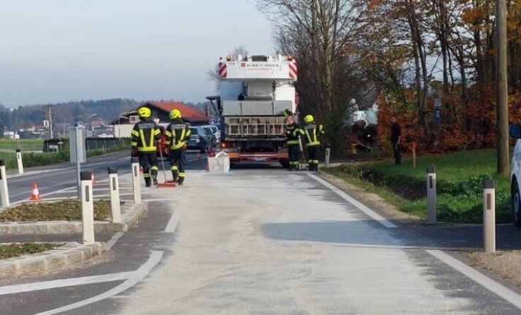 Eine erhebliche Menge Öl musste von der Feuerwehr Seewalchen gebunden werden. (Foto: FF Seewalchen)