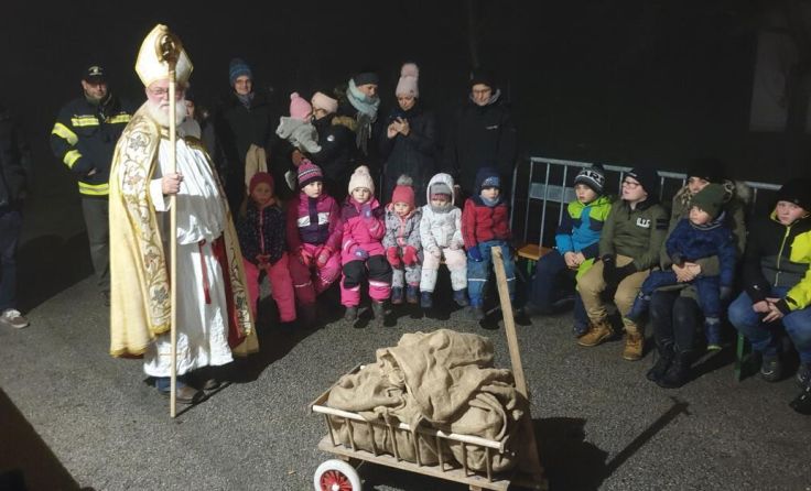 Der Nikolaus überrascht bei einem der Adventfenster die Kinder. (Foto: Helmut Walchshofer)
