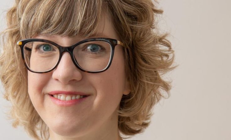Autorin Elisabeth Gebetsberger präsentiert ihren ersten Krimi "Die Szene". (Foto: Linda Mayr)