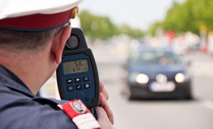 Ein Autoraser beschäftigte die Polizei im Vöcklabrucker Stadtgebiet. (Foto: adobe stock/E.Fröch)