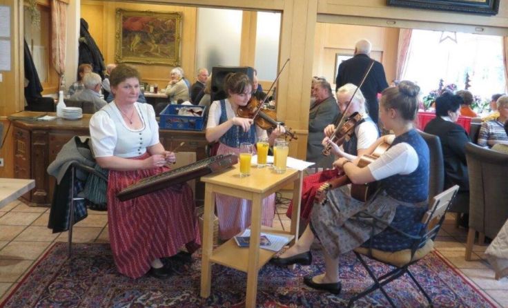 Die Adventfeier wurde von der Familienmusik Parhammer feierlich umrahmt. (Foto: Leopold Schindlauer)
