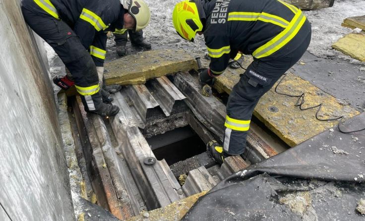 Das Hallendach musste teilweise geöffnet werden. (Foto: Phototheker.at)