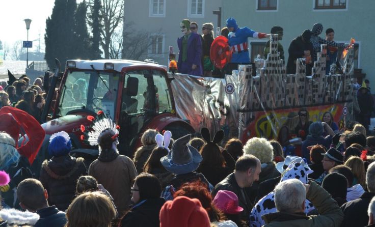 Die Faschingswägen in Seewalchen sind kreativ gestaltet. (Foto: FF Seewalchen)