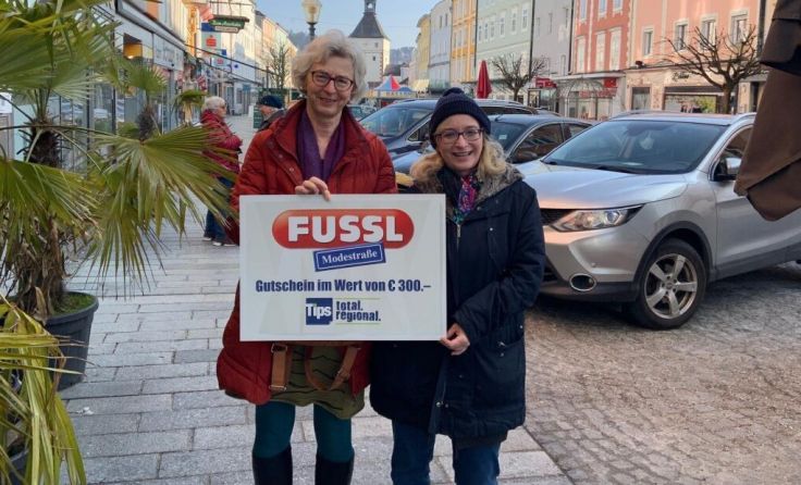 Karin Dellinger mit Tips Redakteurin Katharina Kühn am Vöcklabrucker Stadtplatz. (Foto: Mac)