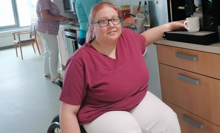 Laura unterstützt das Team des Seniorenheims in der täglichen Arbeit. (Foto: Assista)