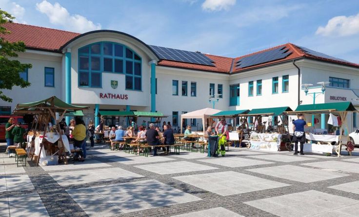Der monatliche Schmankerlmarkt findet am Seewalchner Rathausplatz statt. (Foto: K. Kühn)