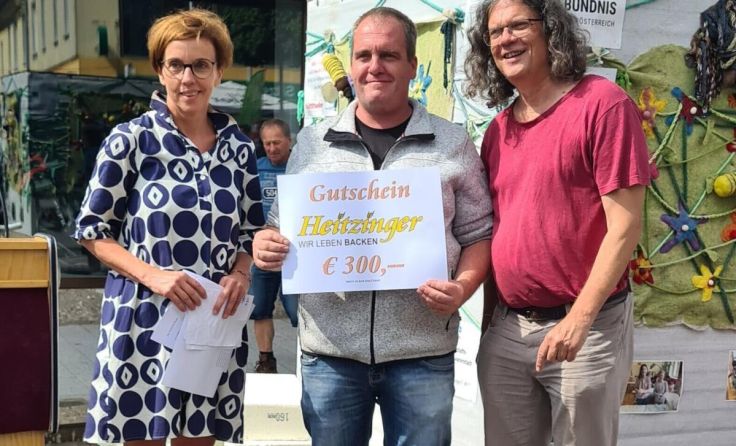 Bürgermeisterin Doris Staudinger, Gewinner Manuel Ortner und Stadtrat Karl Vesely (Foto: Stadtamt)