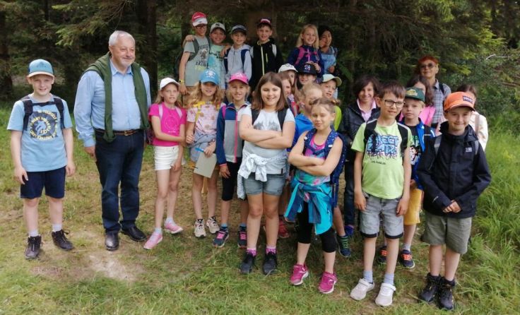 Die kleinen Wolfsegger Forscher waren in der Nachbargemeinde Ottnang auf Spurensuche. (Foto: privat)