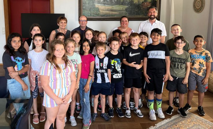 Die Schulkinder waren begeistert vom Besuch beim Bürgermeister . (Foto: Stadtamt Vöcklabruck)