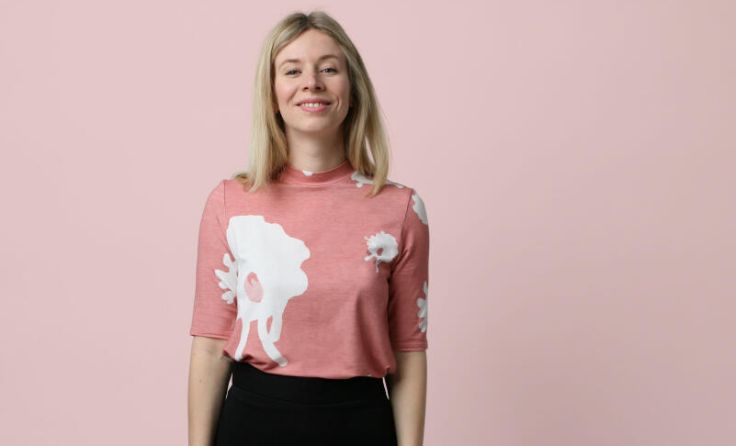 Designerin Marlene Göntgen trägt einen ihrer Entwürfe. (Foto: Magoë)