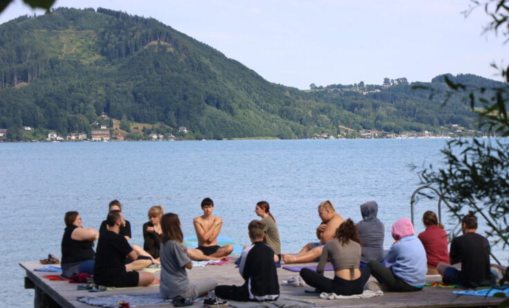 Jugendliche meditieren am See. (Foto: Team Jugend und junge Erwachsene / kj oö)