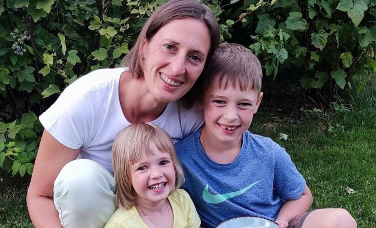 Seminarbäuerin Hermine Spitzer mit ihren beiden Kindern. (Foto: privat)