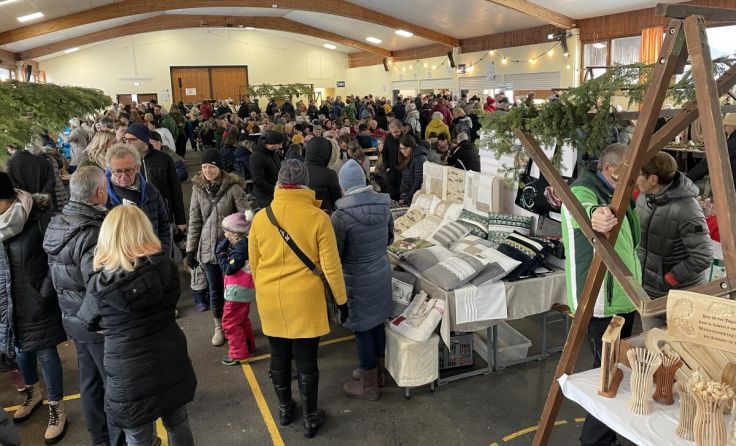 Viele Besucher strömten zum Adventmarkt in und vor der Pfaffinger Dorfhalle. (Foto: Peter Kessler)