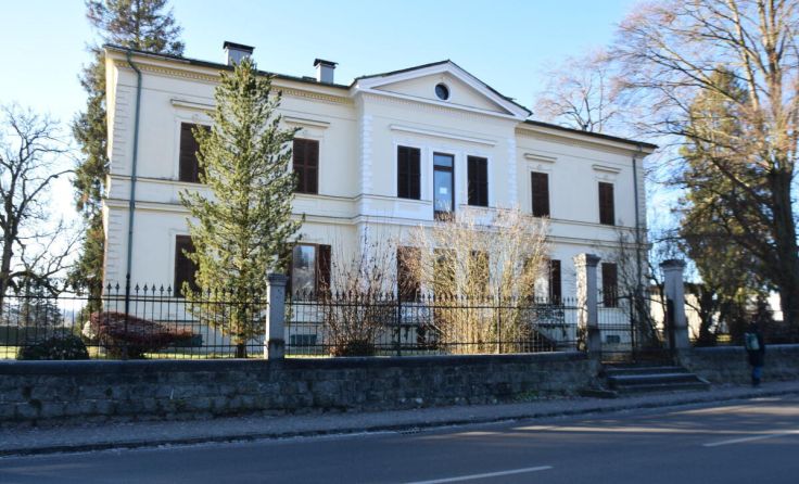 Die historische Villa Nothaft steht nahe dem Vöcklabrucker Bahnhof. (Foto: Stadtgemeinde)