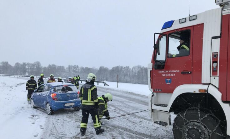 Die FF Weistrach bei der Bergung eines im Schnee verunfallten Autos. (Foto: FF Weistrach)