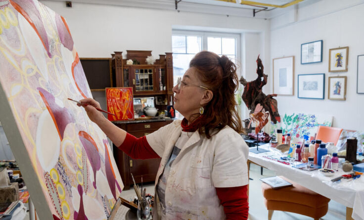 Christine Osterberger in ihrem Atelier (Foto: Helmut J.Laufenboeck HJL-Fotografie)