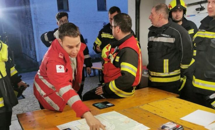 Die Einsatzkräfte bei der Planung (Foto: Feuerwehr Enknach)
