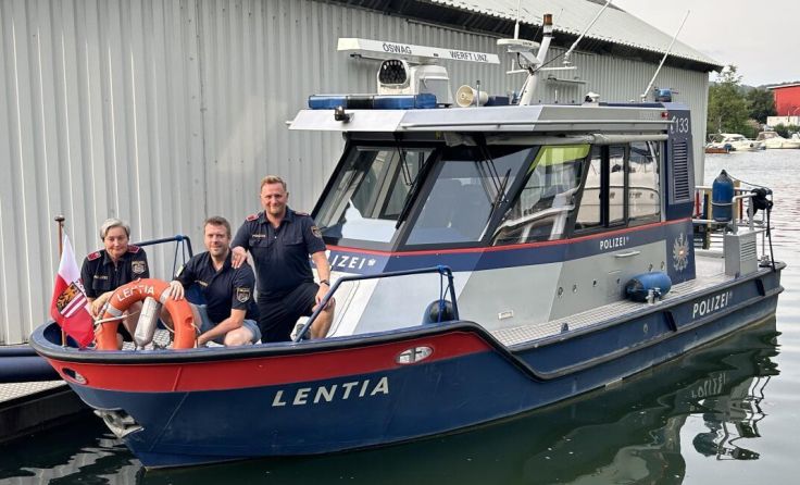 Die Wasserrettung holte den 28-Jährigen mithilfe eines Schwimmreifens an Bord. (Foto: LPD OÖ)