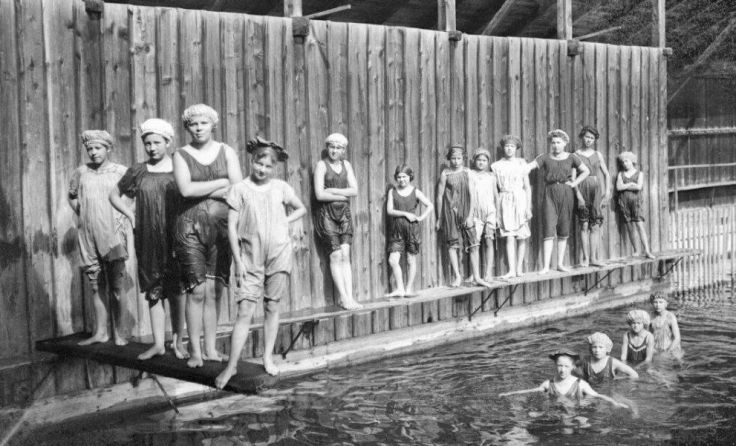 Die alte Schwimmschule in Braunau um 1919. (Foto: Stadtarchiv Braunau – Sammlung Kreutz)