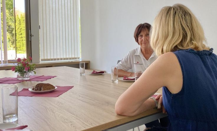 Rotkreuz Mitarbeiterin Elisabeth Waschak mit einer Klientin (Foto: Rotes Kreuz Schärding)