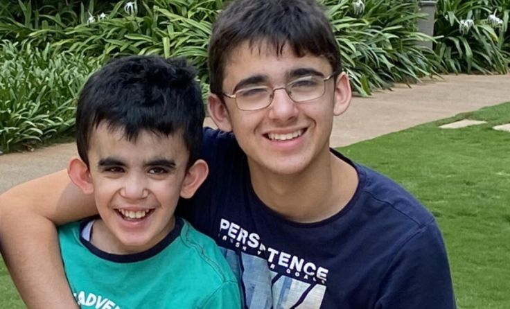 Leon (l.) mit seinem großen Bruder Mark (Foto: Privat)