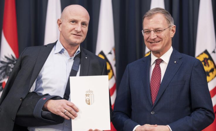 Christian Anetsberger (l.) mit Landeshautmann Thomas Stelzer (Foto: Max Mayrhofer)