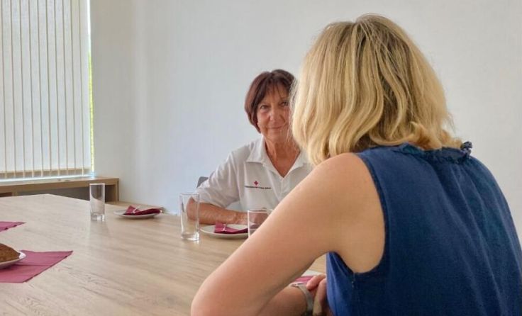 Rot Kreuz Mitarbeiterin Elisabeth Waschak mit einer Klientin (Foto: Rotes Kreuz Schärding)