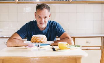 Zwischen Scham, Schmäh und Tante Pepi: Christian Dolezal mit neuem Kabarett in Braunau