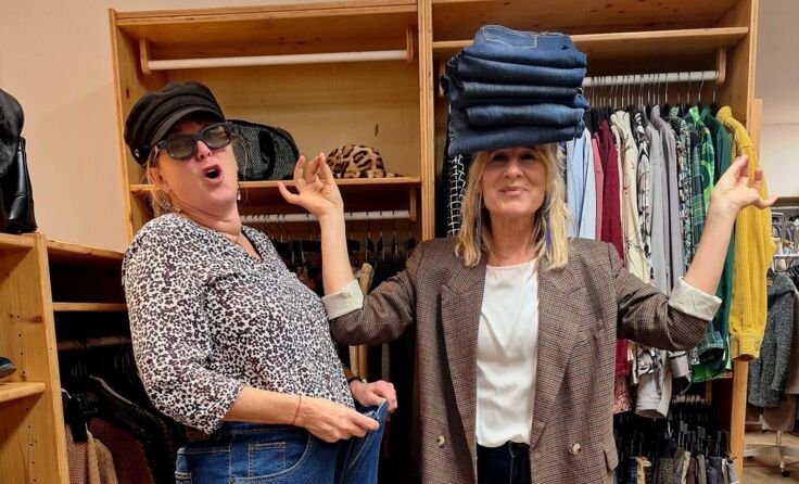 Die Braunauer Carla-Verkäuferinnen Karin Aigner (l.) und Maria Schubert (Foto: Caritas)