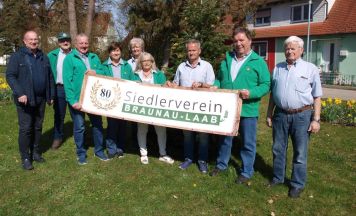 Siedlerverein Braunau-Laab spendet zum Jubiläum einen Baum für die Zukunft