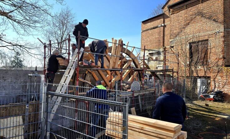 Viele fleißige Hände brachten das alte Mühlrad wieder zum Laufen. (Foto: MVC Altheim)