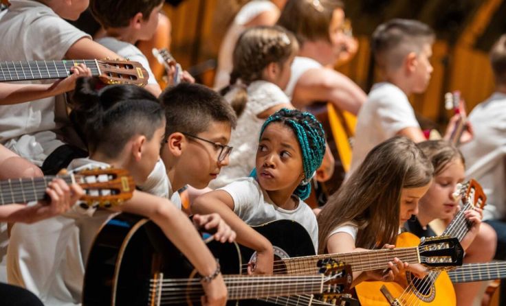 Die Kinderhände im Zukunftsorchester zupfen viele Saiten. (Foto: Musikschule Linz)