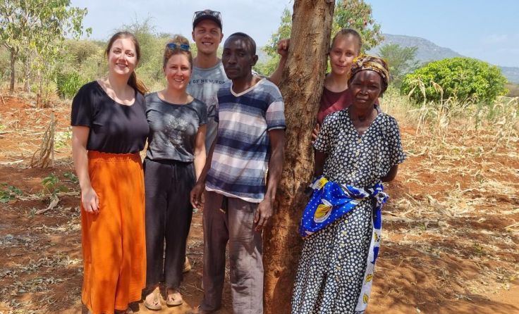 Sechs Wochen verbrachte Katharina Kratzer (li.) mit drei Mitstudierenden in Emali. (Foto: Daraja)