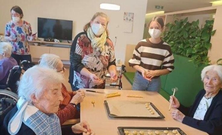 Gemeinschaftliches Backen von Weihnachtskeksen von Schülern und Senioren (Foto: Verein dieziwi)