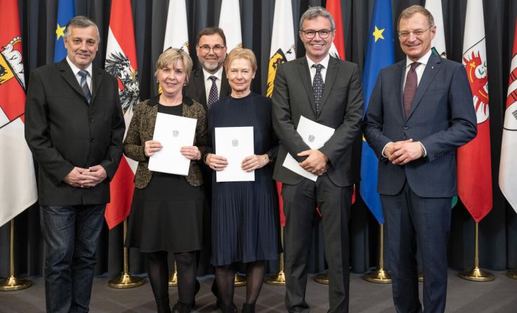 Auszeichnung der Pädagogen durch LH Stelzer (Foto: Land Oberösterreich)