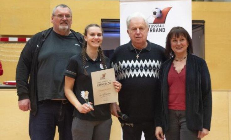 Michaela Miedl und Gratulanten (Foto: Willi Grinninger)