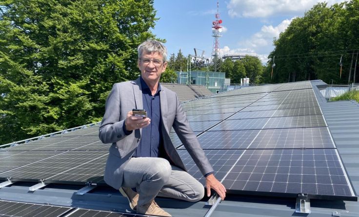 Rupert Schiefer bei der neuen Photovoltaik-Anlage (Foto: OÖ Seilbahnholding)