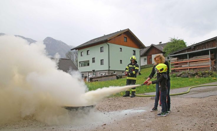 Probelöschen beim Schnuppertag (Foto: FF Wirling)