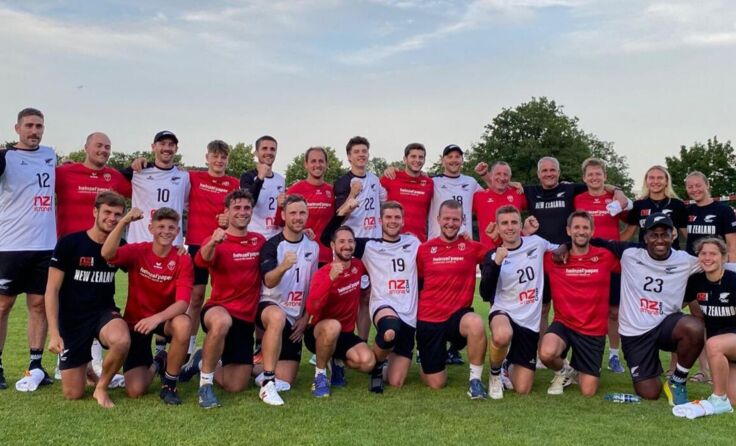 Gruppenbild der Laakirchner und Neuseeländer Faustballer (Foto: Mottl)