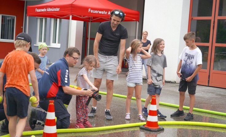 Spiel und Spaß bei Löschübungen (Foto: Peter Sommer Fotopress)