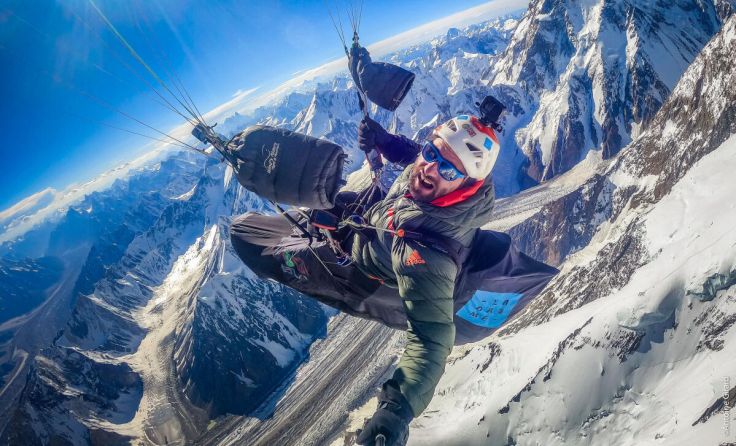 Antoine Girard mit seinem Gleitschirm auf 8.000 Metern (Foto: Alpsolutpictures)