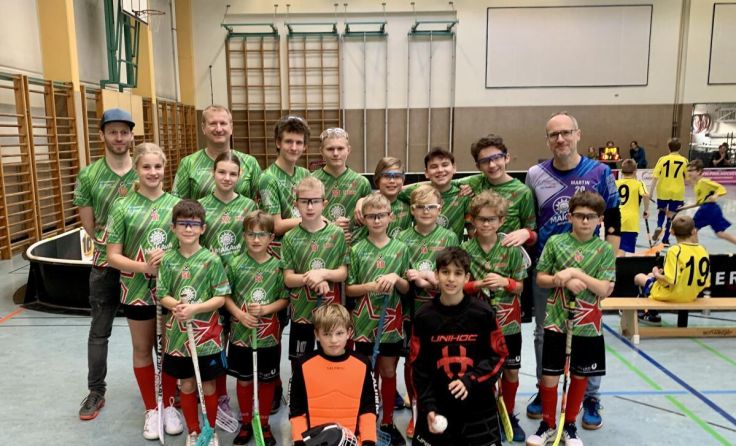 Die U-10 und U-14 Spieler bei der OÖ-Liga. (Foto: SU Floorball Bad Ischl)