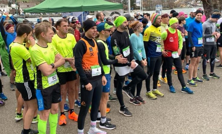 Läufer am Start des Gmundner Silvesterlaufs an der Esplanade. (Foto: T3 Tri Team Traunsee)