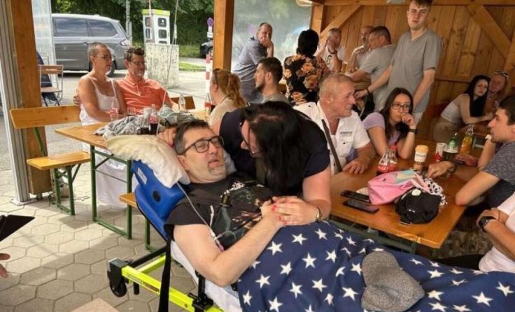 Gerhard im Kreise seiner Familie am Traunsee (Foto: Rollende Engel)